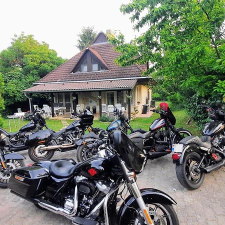 Biker Holiday Home Balatonakarattya Buitenkant foto